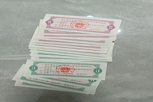 一位来自成都省眉山市的王老师，有一些藏品和老物件，急需出手，有意者联系，价格好商量。