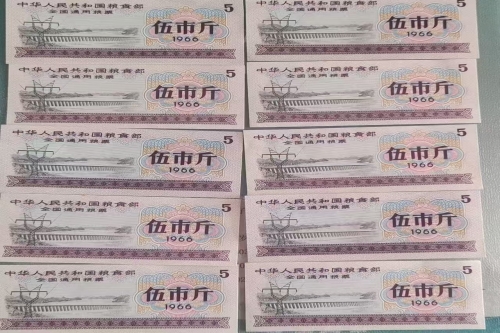 一位来自山西省的李老师，有一些藏品和老物件，急需出手，有意者联系，价格好商量。