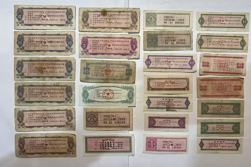 一位来自福建省的陈老师，有一些藏品和老物件，急需出手，有意者联系，价格好商量。 