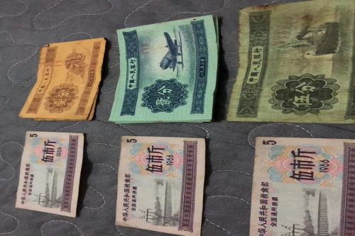 一位来住黑龙江佳木斯市的齐老师，有一些藏品和老物件，急需出手，有意者联系，价格好商量。