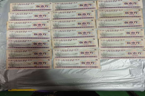 一位来住浙江省金华市的杜老师，有一些藏品和老物件，急需出手，有意者联系，价格好商量。👍