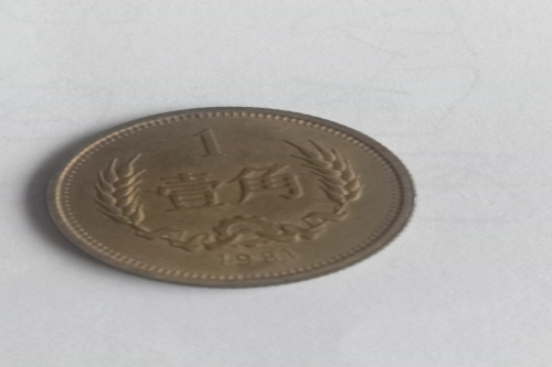 一位来自湖南省的王老师，有一些藏品和老物件，急需出手，有意者联系，价格好商量。