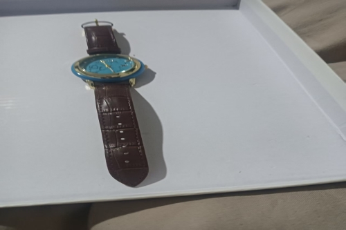 一位来自山西省襄汾县的刘老师，有一些藏品和老物件，急需出手，有意者联系，价格好商量。