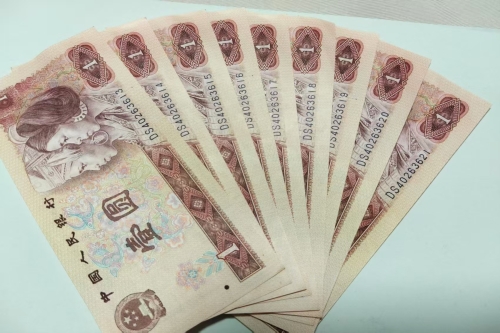 一位来自江苏省的姚老师，有一些藏品和老物件，急需出手，有意者联系，价格好商量。