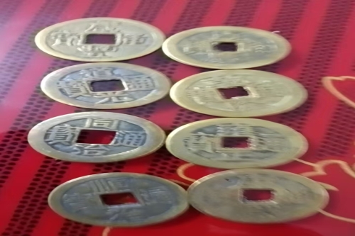 一位来自湖北省的宋老师，有一些藏品和老物件，急需出手，有意者联系，价格好商量。