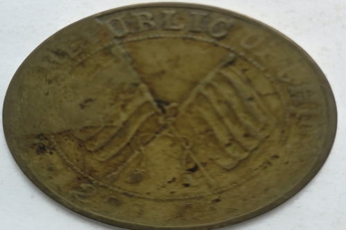 一位来住四川省资阳市的刘老师，有一些藏品和老物件，急需出手，有意者联系，价格好商量。