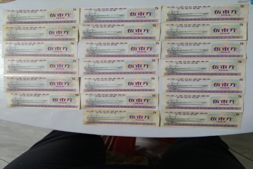 一位来自内蒙古的董老师，有一些藏品和老物件，急需出手，有意者联系，价格好商量。 