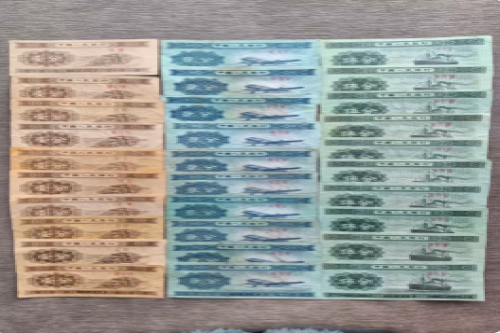 一位来自 湖北省襄阳市的谭老师，有一些藏品和老物件，急需出手，有意者联系，价格好商量。