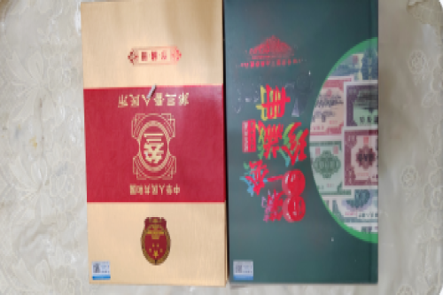 一位来自北京市昌平区的李老师，有一些藏品和老物件，急需出手，有意者联系，价格好商量。