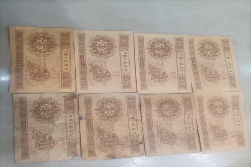 一位来自四川省成都市的谢老师，有一些藏品和老物件，急需出手，有意者联系，价格好商量。