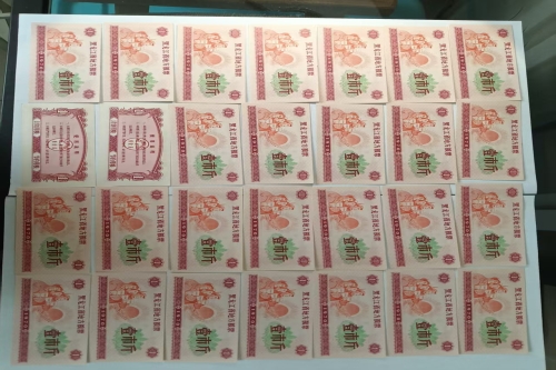 一位来自北京市的王老师，有一些藏品和老物件，急需出手，有意者联系，价格好商量。