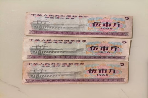 一位来自佛山市南海区的曾老师，有一些藏品和老物件，急需出手，有意者联系，价格好商量。