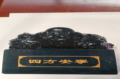 一位来自河北省的张老师，有一些藏品和老物件，急需出手，有意者联系，价格好商量。 