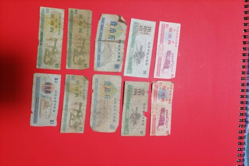 一位来住陕西省西安市的张老师，有一些藏品和老物件，急需出手，有意者联系，价格好商量。