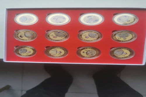 一位来自内蒙古的杨老师，有一些藏品和老物件，急需出手，有意者联系，价格好商量。