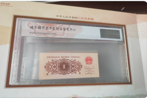  一位来自广东省中山市的万老师，有一些藏品和老物件，急需出手，有意者联系，价格好商量。