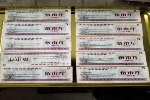 一位来自四川省成都市的徐老师，有一些藏品和老物件，急需出手，有意者联系，价格好商量。