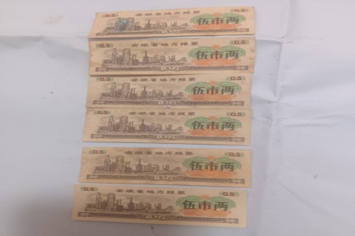 一位来自安徽省蚌埠市的高老师，有一些藏品和老物件，急需出手，有意者联系，价格好商量。