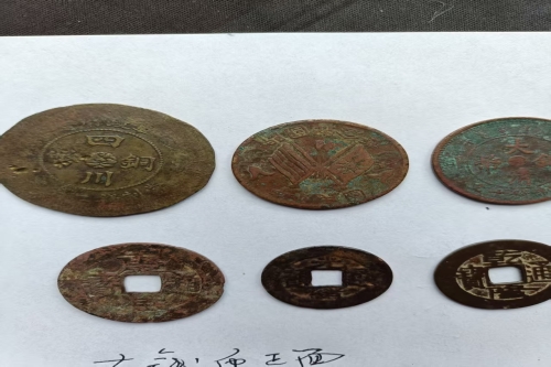 一位来住安徽省合肥市的张老师，有一些藏品和老物件，急需出手，有意者联系，价格好商量。👍