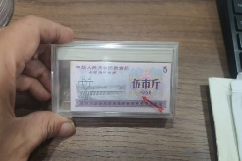 一位来住马来西亚的CHEE KEAN KOK老师，有一些藏品和老物件，急需出手，有意者联系，价格好商量。