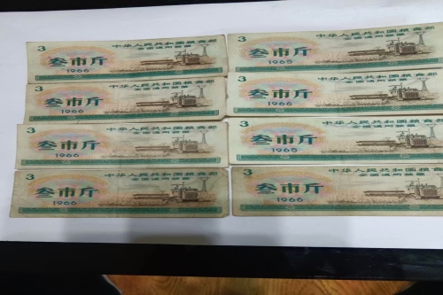 一位来住陕西省西安市的宫老师，有一些藏品和老物件，急需出手，有意者联系，价格好商量。