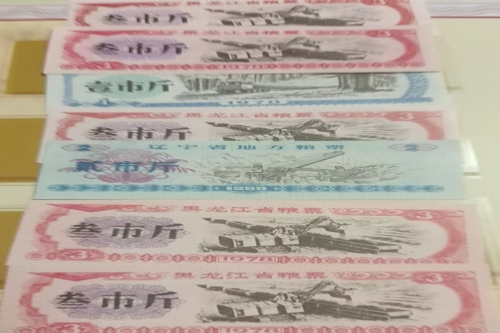 一位来自辽宁省大连市的牛老师，有一些藏品和老物件，急需出手，有意者联系，价格好商量。