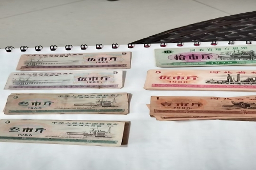 一位来住河北省石家庄市的王老师，有一些藏品和老物件，急需出手，有意者联系，价格好商量。