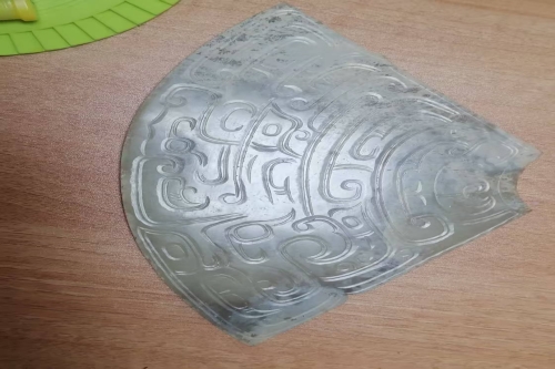 一位来住陕西省汉中市的孙老师，有一些藏品和老物件，急需出手，有意者联系，价格好商量。👍