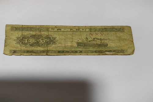 一位来自北京市东城区的博老师，有一些藏品和老物件，急需出手，有意者联系，价格好商量。