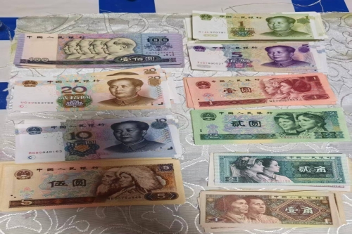 一位来自黑龙江省哈尔滨市的郑老师，有一些藏品和老物件，急需出手，有意者联系，价格好商量。