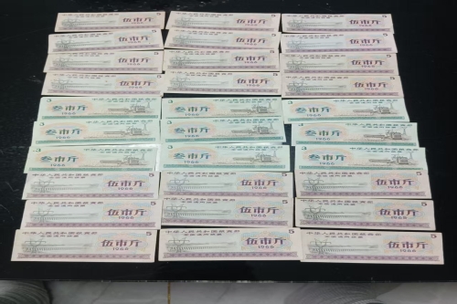 一位来住陕西省宝鸡市的王老师，有一些藏品和老物件，急需出手，有意者联系，价格好商量。