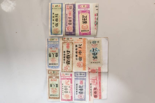 一位来自海南省东方市的周老师，有一些藏品和老物件，急需出手，有意者联系，价格好商量。