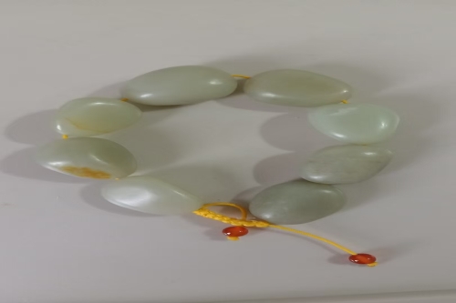 一位来住安徽省蚌埠市的曹老师，有一些藏品和老物件，急需出手，有意者联系，价格好商量。