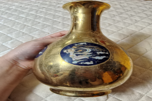 一位来辽宁省沈阳市的刘老师，有一些藏品和老物件，急需出手，有意者联系，价格好商量。