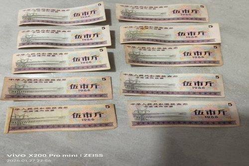 一位来住四川省成都市的周老师，有一些藏品和老物件，急需出手，有意者联系，价格好商量。