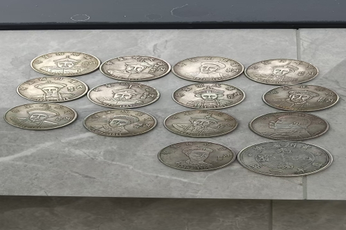 一位来自云南省昆明市的李老师，有一些藏品和老物件，急需出手，有意者联系，价格好商量。