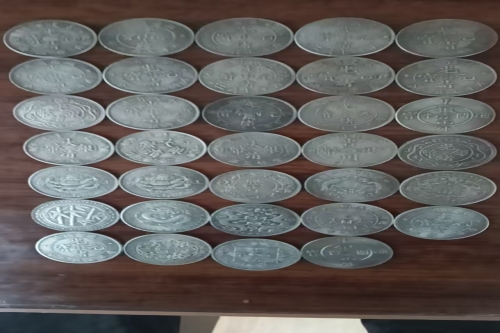 一位来重庆市梁平区的秦老师，有一些藏品和老物件，急需出手，有意者联系，价格好商量。