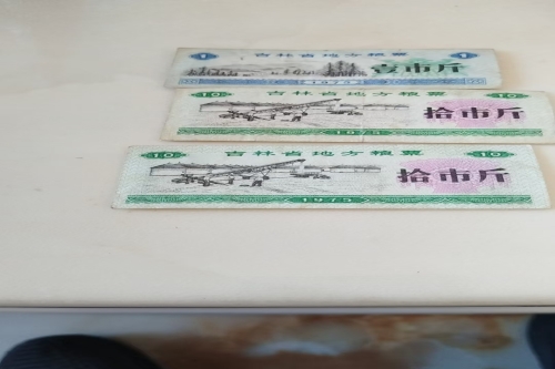 一位来住吉林省松原市的万老师，有一些藏品和老物件，急需出手，有意者联系，价格好商量。