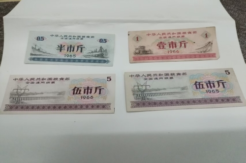 一位来自天津市大港区的龚老师，有一些藏品和老物件，急需出手，有意者联系，价格好商量。