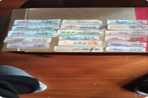 一位来自浙江省舟山市的黄老师，有一些藏品和老物件，急需出手，有意者联系，价格好商量。