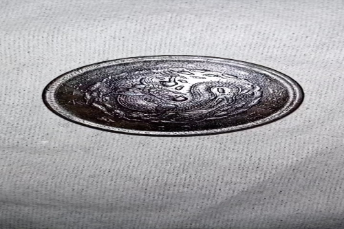  一位来自无锡市的袁老师，有一些藏品和老物件，急需出手，有意者联系，价格好商量。