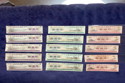 一位来住北京市海淀区的老兵老师，有一些藏品和老物件，急需出手，有意者联系，价格好商量。