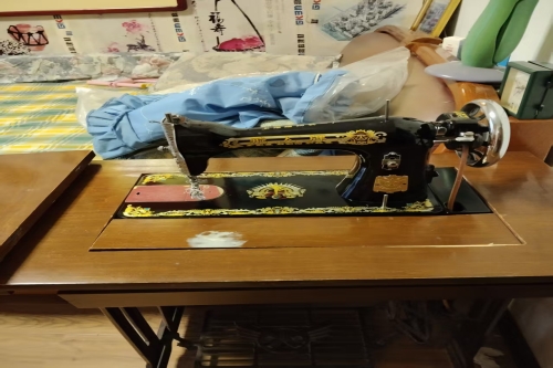 一位来自陕西省西安市的孙老师，有一些藏品和老物件，急需出手，有意者联系，价格好商量。