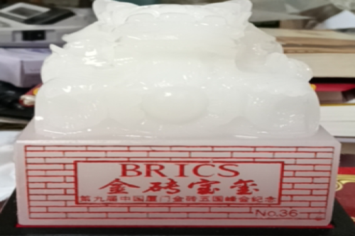 一位来自云南省的李老师，有一些藏品和老物件，急需出手，有意者联系，价格好商量。