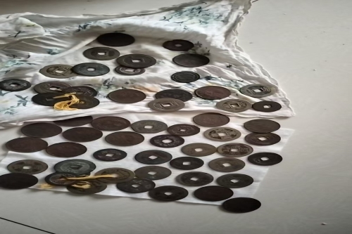 一位来自山西省长治市的姜老师，有一些藏品和老物件，急需出手，有意者联系，价格好商量。