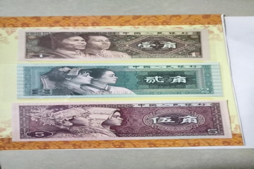 一位来自湖南省郴州市的毛老师，有一些藏品和老物件，急需出手，有意者联系，价格好商量。