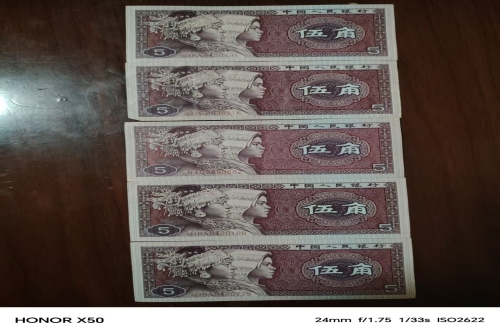 一位来住新疆伊犁哈萨克自治州的穆老师，有一些藏品和老物件，急需出手，有意者联系，价格好商量。