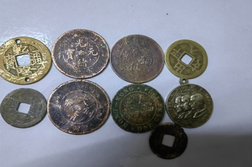 钟老师，有一些藏品和老物件，急需出手，有意者联系，价格好商量。 