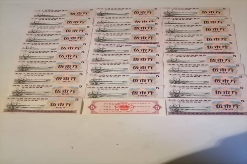 一位来自宜宾市的黄老师，有一些藏品和老物件，急需出手，有意者联系，价格好商量。