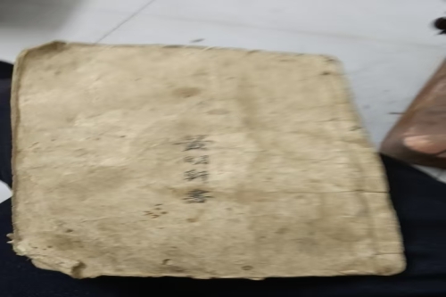 一位来自湖北省的宋老师，有一些藏品和老物件，急需出手，有意者联系，价格好商量。